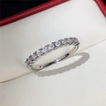 Silberner Eternity-Ring mit funkelnden Zirkonia-Steinen in einer weißen Geschenkbox - Stil F1238/Klassisches Eternity