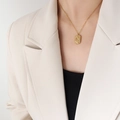 Collana con medaglione quadrato dorato con rilievo mano e fiore su catena sottile - 40+5cm / Oro