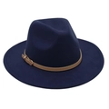 Détail du chapeau fedora en laine bleu marine avec un bandeau en cuir brun et boucle - Taille unique / Bleu marine