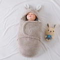 Couverture emmaillotage bébé épaisse en peluche avec oreilles de lapin marron - 【Sherpa】Jambe Ronde Oreilles de Lapin Gris