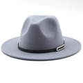 Détail d'un chapeau fedora en feutre gris avec ruban en cuir noir et boucle en U argent - M (56-58cm) / Gris clair
