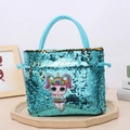 Detalle de bolso azul de lentejuelas para niña con diseño de dibujos y asa de cuerda - Muñeco de dibujos animados azul