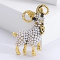 Elegante spilla a forma di pecora dorata con perle bianche e cristalli scintillanti - Oro