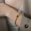 Barokke retro 18k gouden schakelarmband met een centrale smaragdgroene edelsteen detail - Gouden Ronde Zirkoon Armband - 15+5cm