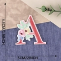 Blumenbuchstabe A Stickerei-Aufnäher mit bunten Blüten und rotem Buchstaben-Design - Buchstabe A / Heißschmelzkleber