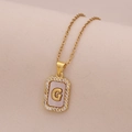 Vue macro du pendentif rectangle en or 18K avec nacre et cadre en zircone - Lettre G