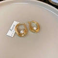 Détail de boucles d'oreilles en U dorées avec perles sur une assiette en céramique - 29# Créoles - Boucles d'Oreilles Perles en U Irrégulier Doré