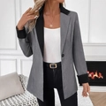 Detalle de la elegante chaqueta bicolor con solapas en contraste y cierre de un solo botón para mujer - S / Gris