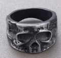 Detailansicht eines dunklen Vintage-Edelstahl-Totenkopfrings mit gealterter Metallstruktur - US 8 / Vintage Silber (14303)