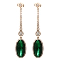Detalle de pendientes de oro con esmeraldas verdes y acentos de diamantes blancos - Estilo de Gota Larga con Halo Ovalado (M)