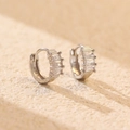 Orecchini a cerchio in argento S925 con tre zirconi rettangolari e finitura lucida - Argento 925 / Oro Bianco