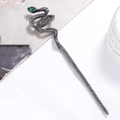 Dettaglio forcina a serpente con gemma verde e trama in metallo scuro martellato - Nero (K6307)