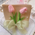 Französische Stroh-Umhängetasche mit rosa Tulpen, Perlen und grüner Organza-Schleife - A13 Rosa Blume Umhängetasche
