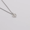 Collana in acciaio inox argento con ciondolo a cuore traforato e croce su sfondo bianco - Argento