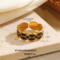 18K vergoldeter Edelstahlring mit schwarzem Emaille-Rautenmuster offen - Rhombus-Wabenmuster-Stil (851-2)