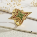 Gedetailleerd zicht op een 18K gouden sterring met gekleurde kristallen en zirkoon - Goud - Ster Stijl A (Gekleurde Zirkonia) / Verstelbaar Open