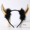 Dettaglio cerchietto con corna da diavolo dorate e piume nere per costume di Halloween - Corna d'oro metallizzate + piuma nera + fascia nera