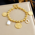 Bracciale in acciaio inossidabile dorato con perla barocca e ciondoli a croce religiosa - Bracciale di Perle e Monete Religiose (B1946)