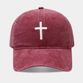 Dettaglio del ricamo a croce bianca su cappello baseball bordeaux in cotone lavato retrò - Borgogna