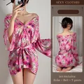 Ensemble lingerie kimono à fleurs avec cardigan en satin, ceinture et string assorti - Taille unique / Floral Rose Violet