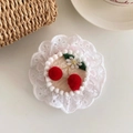 Süßer Kirschen-Haarschmuck mit weißer Spitze und roten Plüschkugeln im Blumenstil - Kirschblüten-Haarspange
