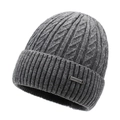 Berretto in maglia a trecce grigio scuro con risvolto e targhetta logo in metallo - Taglia unica / grigio scuro