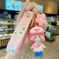 Süßer pinker Mädchen-Schlüsselanhänger mit Schweinchen-Hut, Sakura-Anhänger und Silikonband - Sakura Schweinchen Mädchen