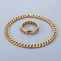 Vista macro del conjunto de cadenas cubanas doradas pulidas mostrando textura y brillo - Conjunto Dorado
