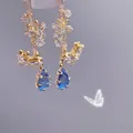 Détail macro de boucles d'oreilles papillon avec zircons et cristal goutte bleu - Or et Bleu (9#)