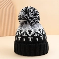 Détail du bonnet en tricot d'hiver avec pompon et texture épaisse à motif nordique - Taille unique / Noir