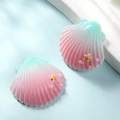 Dettaglio di ciondoli a conchiglia in resina sfumata rosa e blu con stella marina e perle - Piccolo / Blu + Rosa Rosso