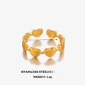 Anillo de acero inoxidable chapado en oro de 18K con diseño de corazones calados - Dorado