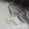 Primer plano del collar vintage ovalado con esmalte azul, rosa y detalle perla - Azul