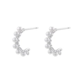 Dettaglio di orecchini a C in argento con eleganti perle di riso bianche dalla finitura lucida - Stile con Intarsio di Perle a Forma di C / VE1444 Platino