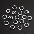 Anellini aperti bianchi per accessori di creazione gioielli DIY su sfondo nero - Bianco (anello Aperto)