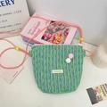 Groene gebreide crossbodytas met kleurrijke strepen, roze riem en zachte pompon-details - Groen