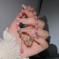 Nahaufnahme eines Armbands mit rosa Katzenaugensteinen und goldenem Schmetterlingsanhänger - Goldrosa Schmetterling (15# Armband-Goldrosa Schmetterling)