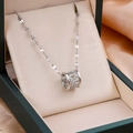 Collar de acero de titanio plateado con un colgante cilíndrico de circonitas brillantes - Plateado