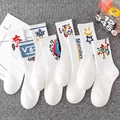 Weiße Crew-Socken mit bunten Streetstyle-Grafiken und verschiedenen trendigen Mustern - Gemischte National Trend Socken