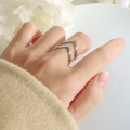 Anillo abierto minimalista plateado con doble forma de V en acero inoxidable pulido - Doble Capa / Color Acero