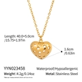 Vue détaillée du pendentif cœur en acier doré avec dimensions et poids du produit - Style Cœur Creux (YYN023458)
