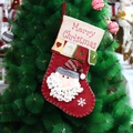 Calza natalizia rossa con Babbo Natale di peluche e scritta Merry Christmas su albero - Stile Babbo Natale con Cappello a Scacchi (18M019A)