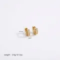 Dettaglio orecchini a cerchio dorati con tre file di zirconi incastonati, altezza 14,3 mm - Stile Largo a Tre File di Perle (B7-02)