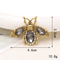 Dettaglio del ciondolo ape in cristallo con dimensioni 4.6x3.5cm e specifica di peso 10.8g - D1497 Ape Grigia