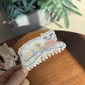 Détail d'une pince à cheveux chat en acétate blanc avec motifs bleus et un petit nœud rose - Chat Persan Blanc