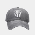 Détail de la casquette en coton gris anthracite délavé avec broderie blanche GOD GOT ME - Réglable / Gris