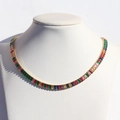 Detail van regenboogketting met baguette-geslepen zirkonia en gouden zettingen - Kleurrijk