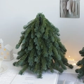Miniatur-Weihnachtsbaum aus PE in Blaugrün auf weißer Tischdecke für Tischdekoration - 30cm / Kleine Nobilis-Kiefer 30cm