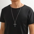 Collier avec pendentif croix en acier inoxydable argenté rétro porté par un mannequin - Croix Vintage