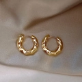 Boucles d'oreilles créoles dorées avec texture martelée sur tissu en soie élégant - Doré